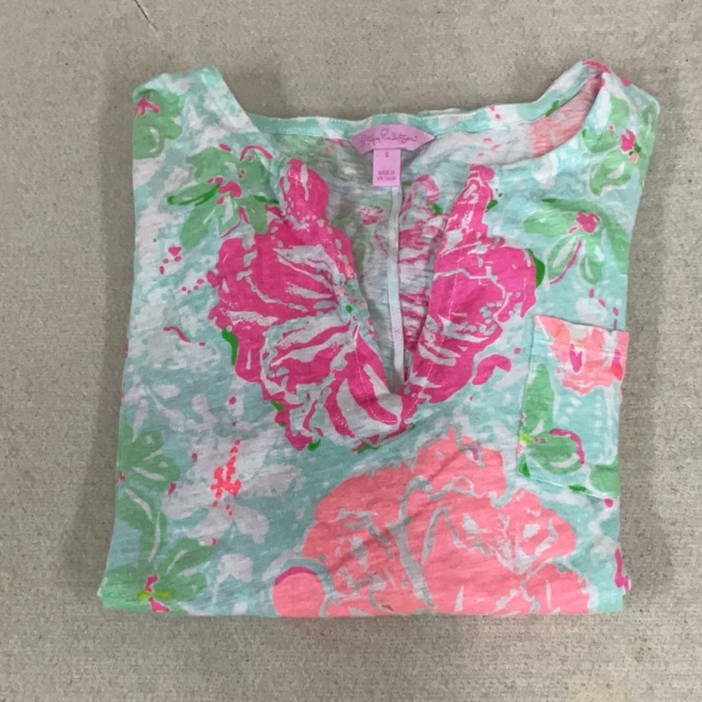 EUC Woman’s short sleeve Lilly Pulitzer v neck Shirt